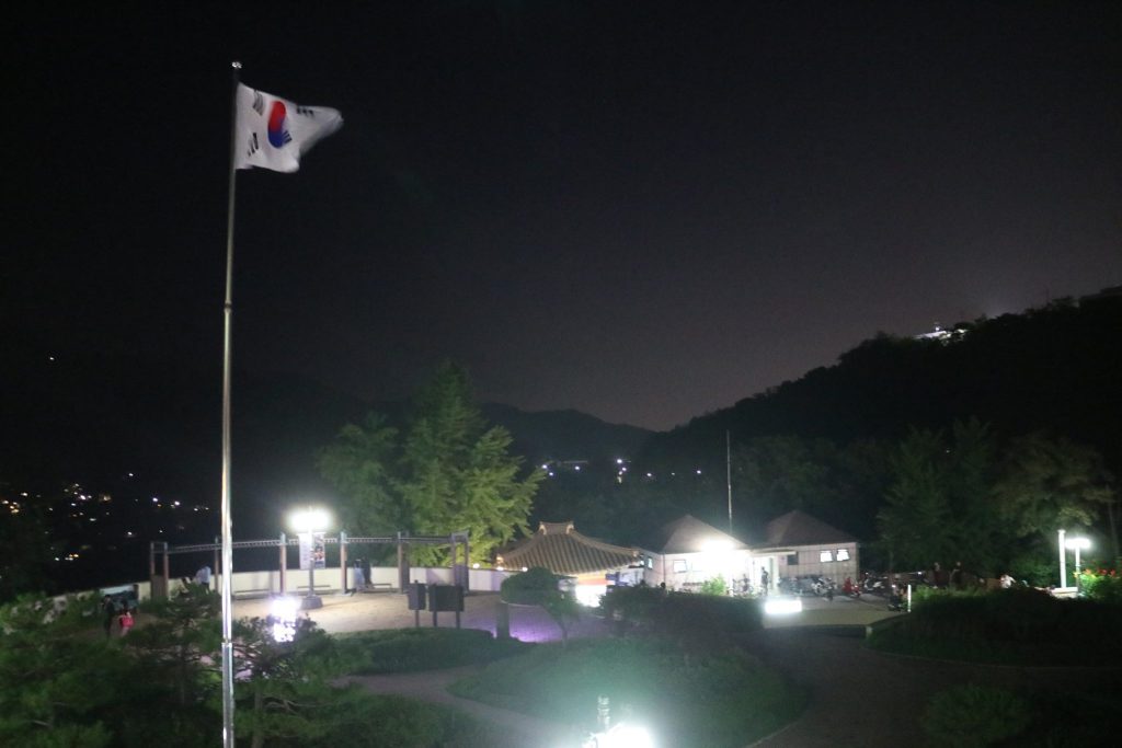 พูกัก สกายเวย์ Bugak Skyway Palgakjeong Pavilion (북악스카이 팔각정) ธงชาติเกาหลี