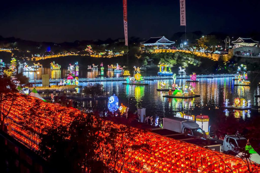 เทศกาลชินจู นัมกัง ยูดึง เทศกาลโคมไฟ Jinju Namgang Yudeung (Lantern) Festival (진주 남강유등축제)